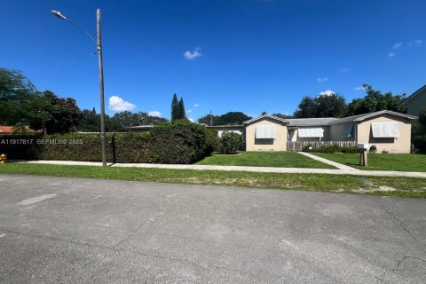 Casa en venta en Miami Springs, Florida, 3 dormitorios, 168.71 m2 № 1982570 - foto 1
