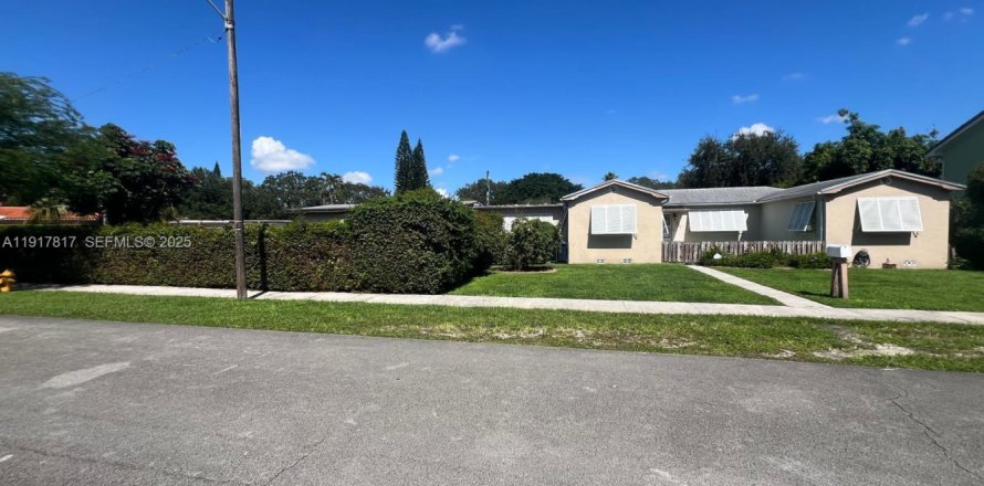 Casa en Miami Springs, Florida 3 dormitorios, 168.71 m2 № 1982570