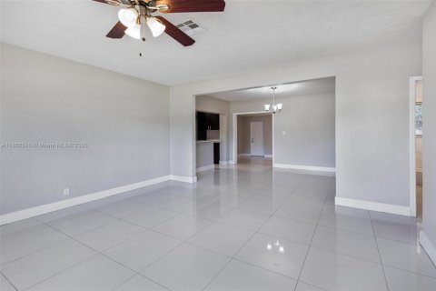 House in Fort Lauderdale, Florida 3 bedrooms, 140.19 sq.m. № 1972676 - photo 5