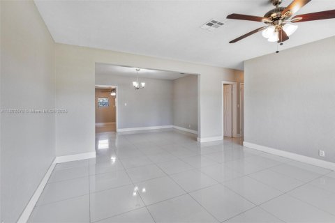 House in Fort Lauderdale, Florida 3 bedrooms, 140.19 sq.m. № 1972676 - photo 4