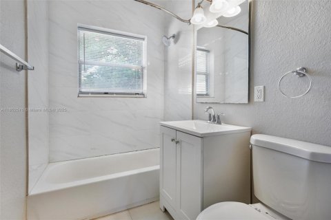 House in Fort Lauderdale, Florida 3 bedrooms, 140.19 sq.m. № 1972676 - photo 17