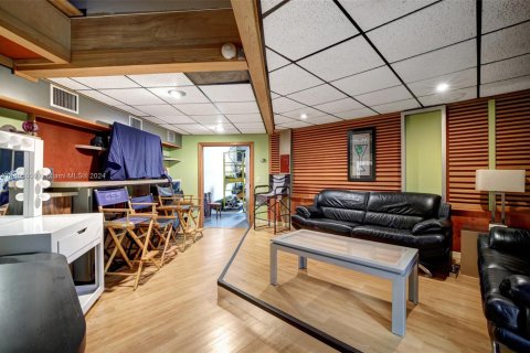 Commercial property in North Miami Beach, Florida № 1935176 - photo 19