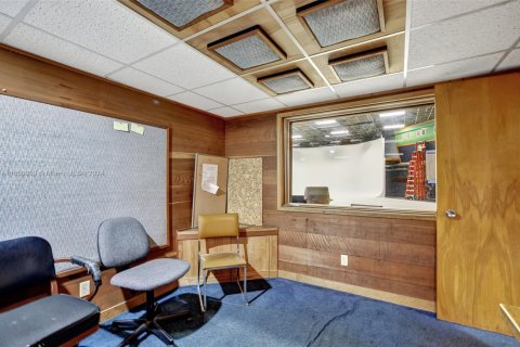 Commercial property in North Miami Beach, Florida № 1935176 - photo 15