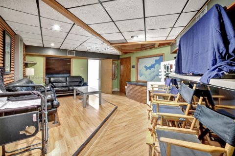 Commercial property in North Miami Beach, Florida № 1935176 - photo 18