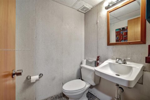 Commercial property in North Miami Beach, Florida № 1935176 - photo 12