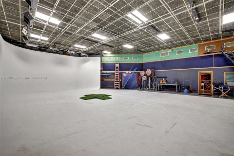 Commercial property in North Miami Beach, Florida № 1935176 - photo 22