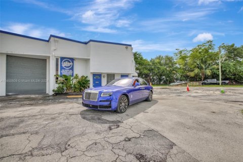 Commercial property in North Miami Beach, Florida № 1935176 - photo 2