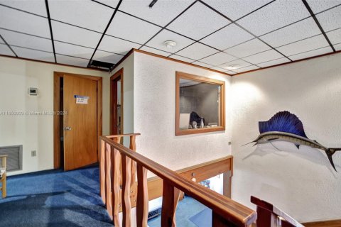 Commercial property in North Miami Beach, Florida № 1935176 - photo 10