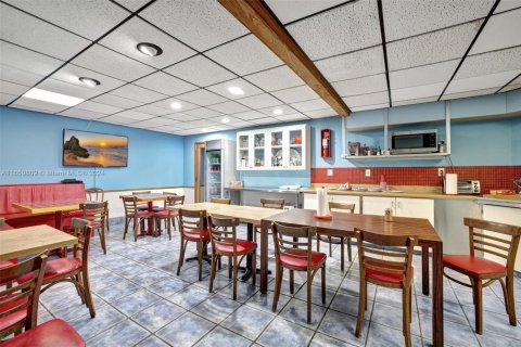 Commercial property in North Miami Beach, Florida № 1935176 - photo 16