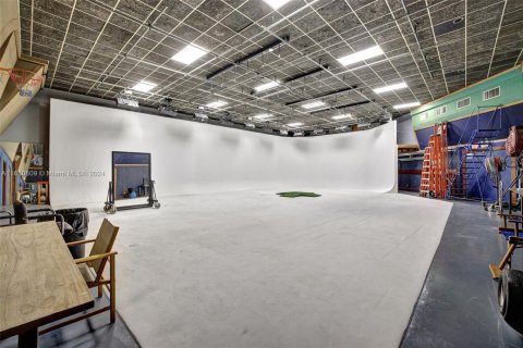 Commercial property in North Miami Beach, Florida № 1935176 - photo 20