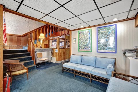 Commercial property in North Miami Beach, Florida № 1935176 - photo 9