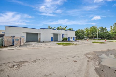 Commercial property in North Miami Beach, Florida № 1935176 - photo 8