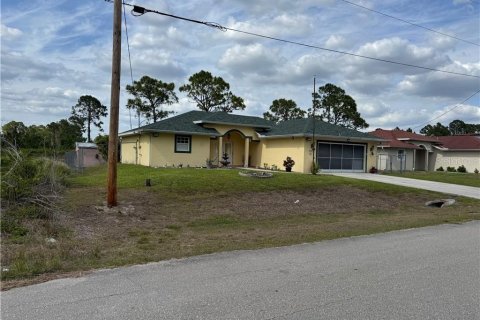 House in Lehigh Acres, Florida 3 bedrooms, 135.27 sq.m. № 1657061 - photo 1