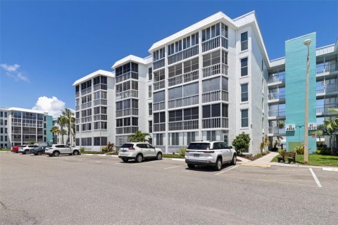 Купить кондоминиум в Сент-Питерсберг, Флорида 3 комнаты, 106.37м2, № 1740685 - фото 2