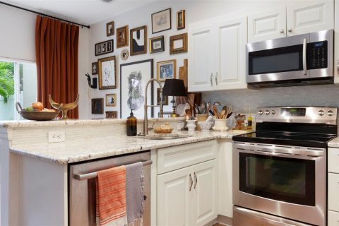 Townhouse in Saint Petersburg, Florida 3 bedrooms, 124.77 sq.m. № 1919281 - photo 22