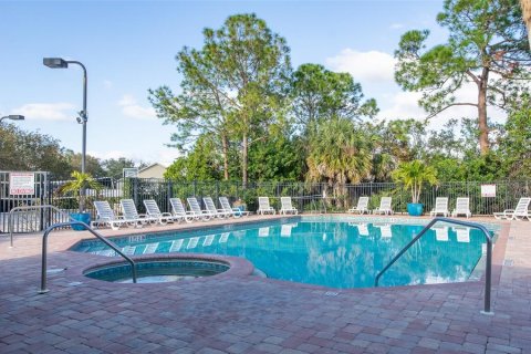 Townhouse in Saint Petersburg, Florida 3 bedrooms, 124.77 sq.m. № 1919281 - photo 5
