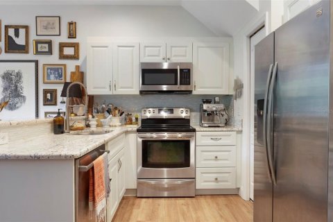 Townhouse in Saint Petersburg, Florida 3 bedrooms, 124.77 sq.m. № 1919281 - photo 21