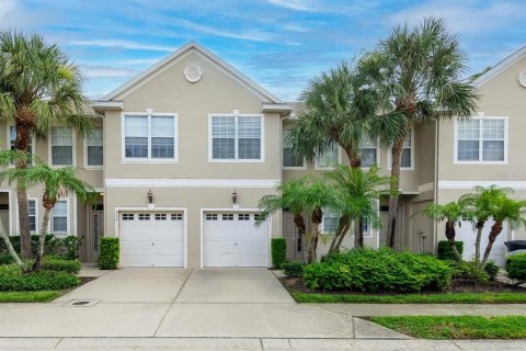 Townhouse in Saint Petersburg, Florida 3 bedrooms, 124.77 sq.m. № 1919281 - photo 1