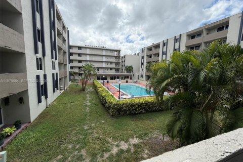 Condo in Hialeah Gardens, Florida, 2 bedrooms  № 2031151 - photo 21