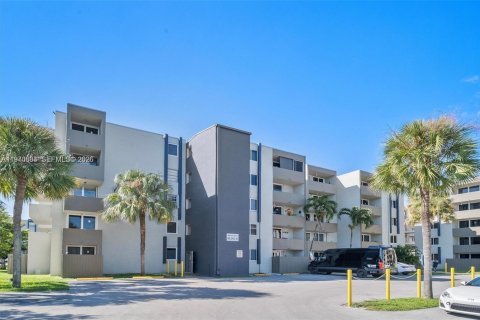 Condo in Hialeah Gardens, Florida, 2 bedrooms  № 2031151