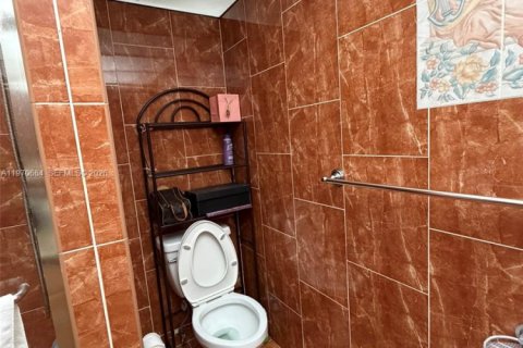 Condo in Hialeah Gardens, Florida, 2 bedrooms  № 2031151 - photo 15