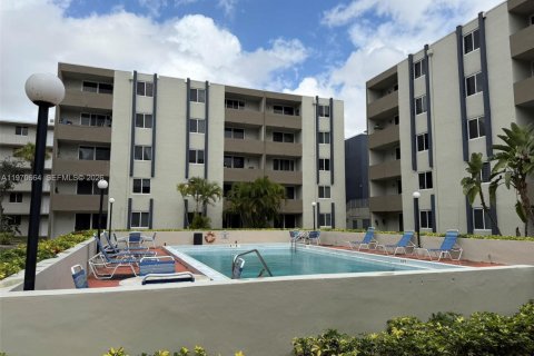 Condo in Hialeah Gardens, Florida, 2 bedrooms  № 2031151 - photo 22