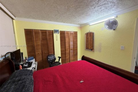 Condo in Hialeah Gardens, Florida, 2 bedrooms  № 2031151 - photo 18