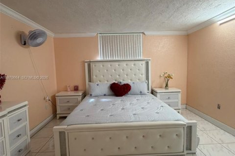 Condo in Hialeah Gardens, Florida, 2 bedrooms  № 2031151 - photo 11