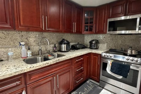 Condo in Hialeah Gardens, Florida, 2 bedrooms  № 2031151 - photo 4