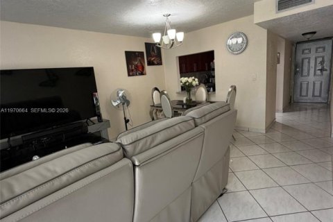 Condo in Hialeah Gardens, Florida, 2 bedrooms  № 2031151 - photo 9