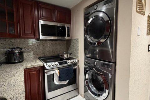 Condo in Hialeah Gardens, Florida, 2 bedrooms  № 2031151 - photo 7