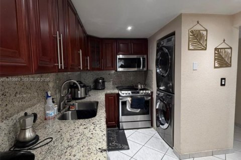 Condo in Hialeah Gardens, Florida, 2 bedrooms  № 2031151 - photo 6