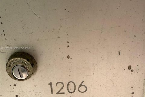 Condo in Hialeah Gardens, Florida, 2 bedrooms  № 2031151 - photo 23