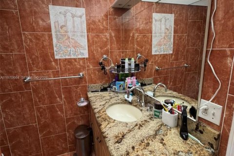 Condo in Hialeah Gardens, Florida, 2 bedrooms  № 2031151 - photo 14