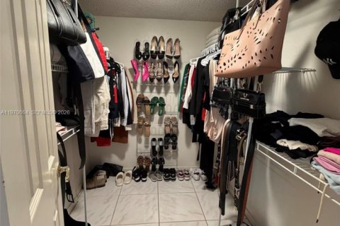 Condo in Hialeah Gardens, Florida, 2 bedrooms  № 2031151 - photo 12