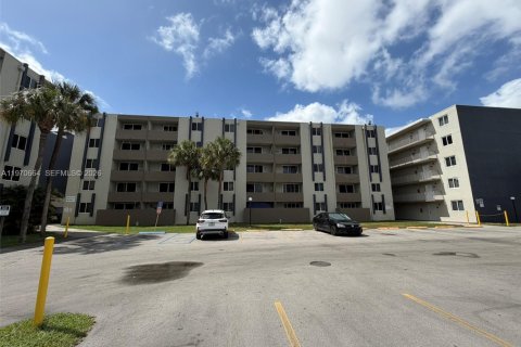Condo in Hialeah Gardens, Florida, 2 bedrooms  № 2031151 - photo 2