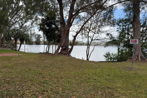 Condo in Hialeah Gardens, Florida, 2 bedrooms  № 2031151 - photo 24