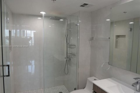 Снять в аренду кондоминиум в Майами, Флорида 2 спальни, 108.6м2, № 2077379 - фото 18