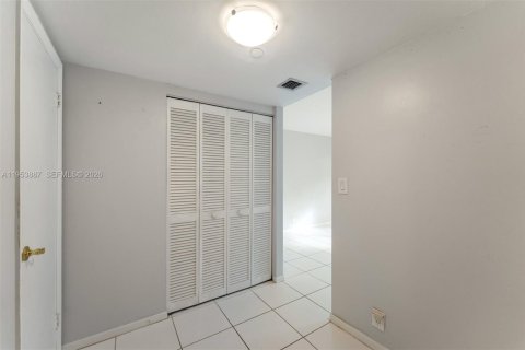 Condominio en venta en Miami, Florida, 1 dormitorio, 111.48 m2 № 2008259 - foto 5