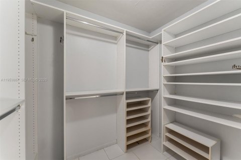 Condominio en venta en Miami, Florida, 1 dormitorio, 111.48 m2 № 2008259 - foto 6