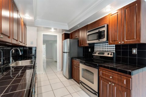 Condominio en venta en Miami, Florida, 1 dormitorio, 111.48 m2 № 2008259 - foto 14