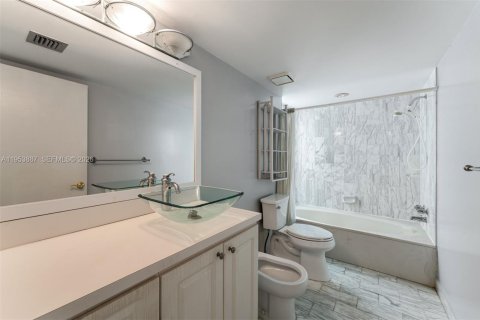 Condominio en venta en Miami, Florida, 1 dormitorio, 111.48 m2 № 2008259 - foto 7