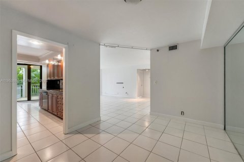 Condominio en venta en Miami, Florida, 1 dormitorio, 111.48 m2 № 2008259 - foto 10
