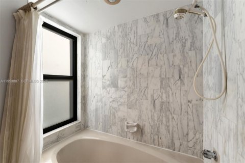 Condominio en venta en Miami, Florida, 1 dormitorio, 111.48 m2 № 2008259 - foto 8