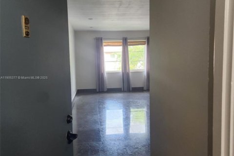 Снять в аренду кондоминиум в Уилтон-Мэнорс, Флорида 1 спальня, 69.68м2, № 1956153 - фото 8