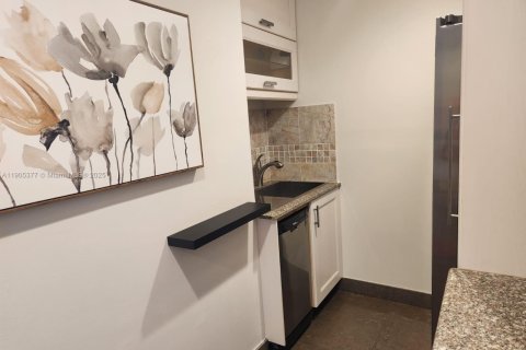 Снять в аренду кондоминиум в Уилтон-Мэнорс, Флорида 1 спальня, 69.68м2, № 1956153 - фото 3