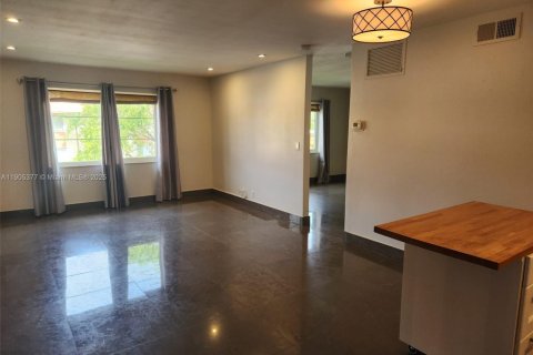 Снять в аренду кондоминиум в Уилтон-Мэнорс, Флорида 1 спальня, 69.68м2, № 1956153 - фото 5