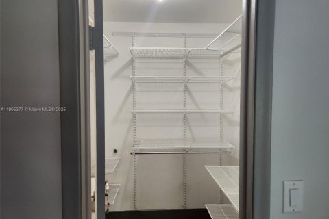 Снять в аренду кондоминиум в Уилтон-Мэнорс, Флорида 1 спальня, 69.68м2, № 1956153 - фото 15