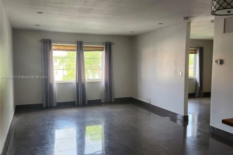 Снять в аренду кондоминиум в Уилтон-Мэнорс, Флорида 1 спальня, 69.68м2, № 1956153 - фото 9