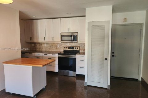 Снять в аренду кондоминиум в Уилтон-Мэнорс, Флорида 1 спальня, 69.68м2, № 1956153 - фото 1